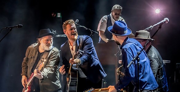 Bandet Sven Ingvars uppträder på scen, Oscar Magnusson i mitten